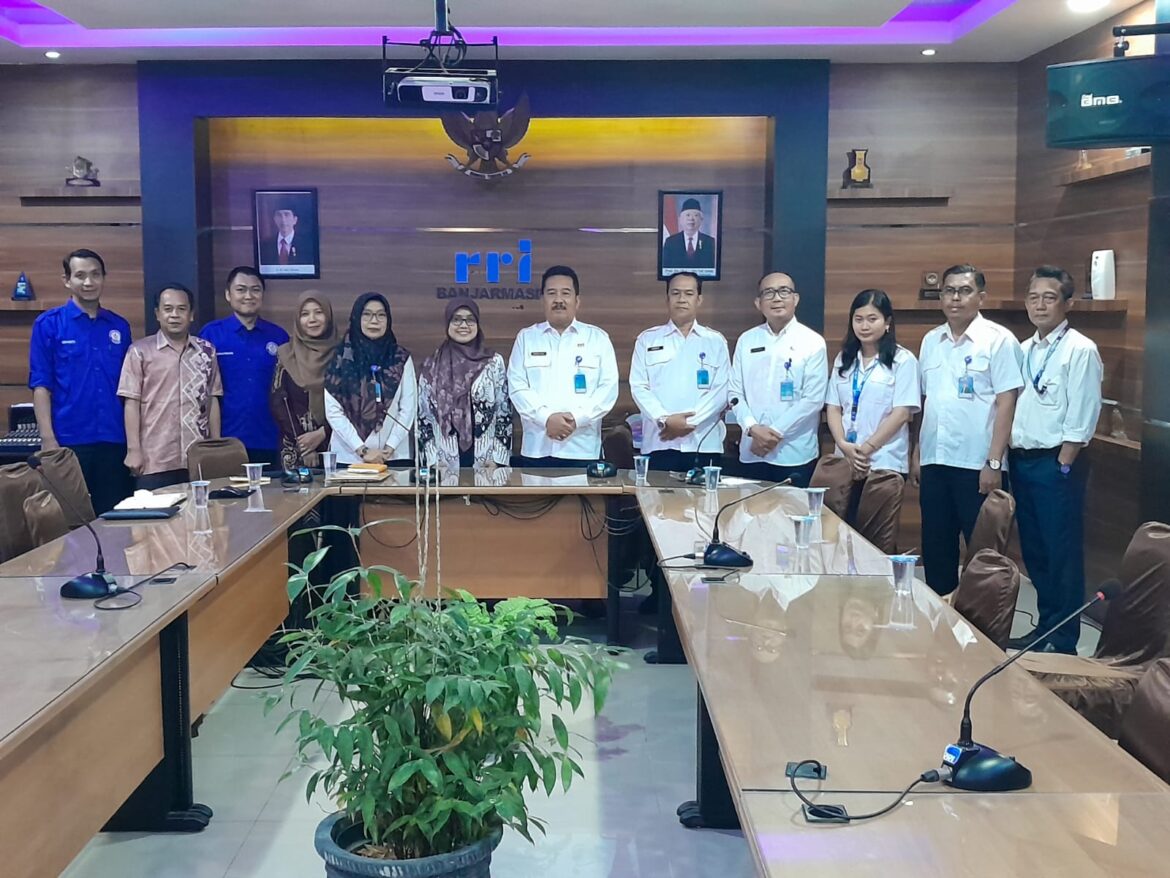 Pimpinan Universitas PGRI Kalimantan dengan pimpinan RRI Banjarmasin berfoto bersama di ruang pertemuan RRI Banjarmasin, Senin (8/1/2024). (Foto: ist)