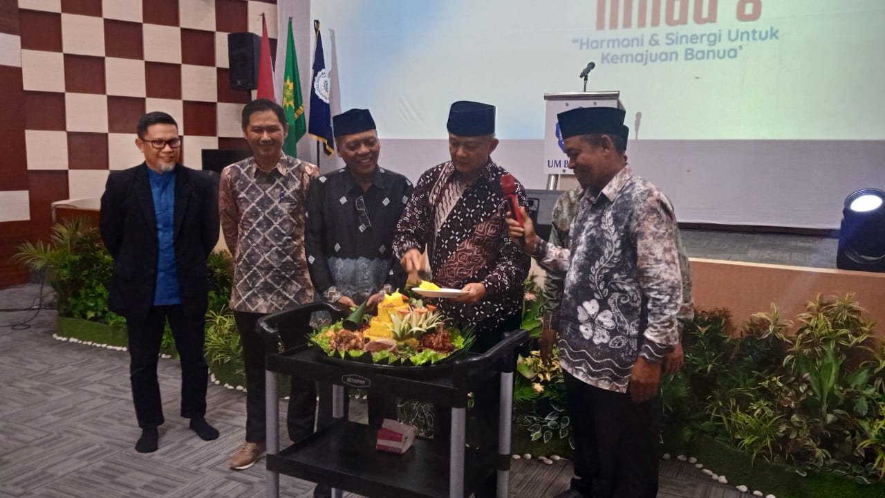 Dr H Anwar Abbas dari PP Muhammadiyah, bersama sesepuh, tokoh, dan pendiri UM Banjarmasin memotong tumpeng di Milad 8 Universitas Muhammadiyah Banjarmasin