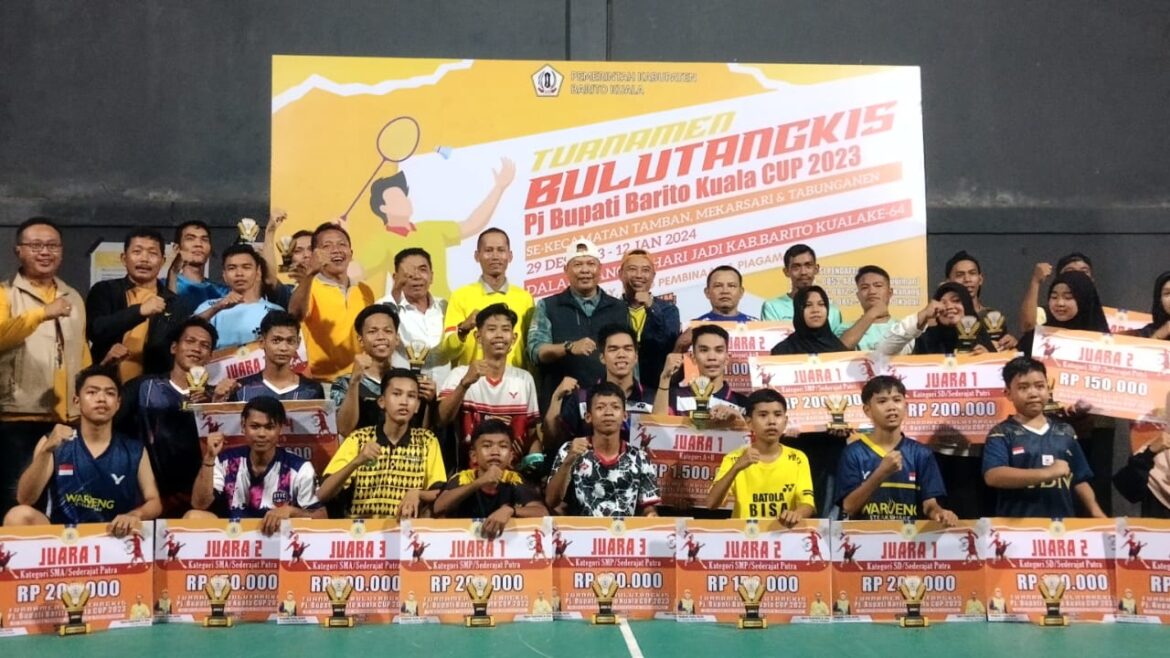 Pj Bupati Batola Mujiyat didampingi Camat Tamban Agus Supriadi Bersama Para Juara Turnamen Bulu Tangkis Pj Bupati Barito Kuala Cup 2023 di GOR BumDes Sidorejo, Kecamatan Tamban (foto:istimewa)