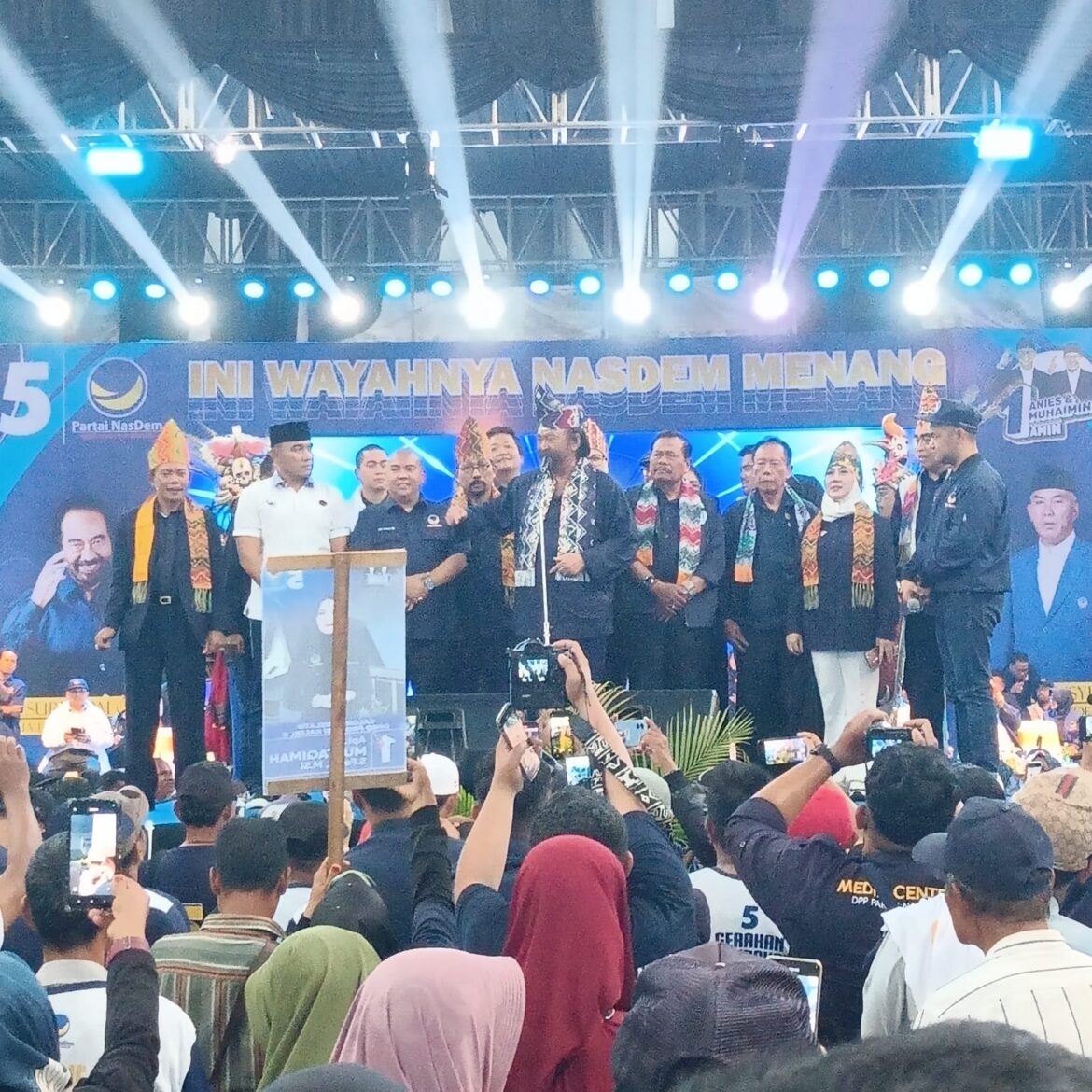Surya Paloh Berorasi dalam Kampanye Akbar Partai NasDem Kalsel di GOR Rudy Resnawan Jalan Trikora Kota Banjarbaru (foto:baritopost)