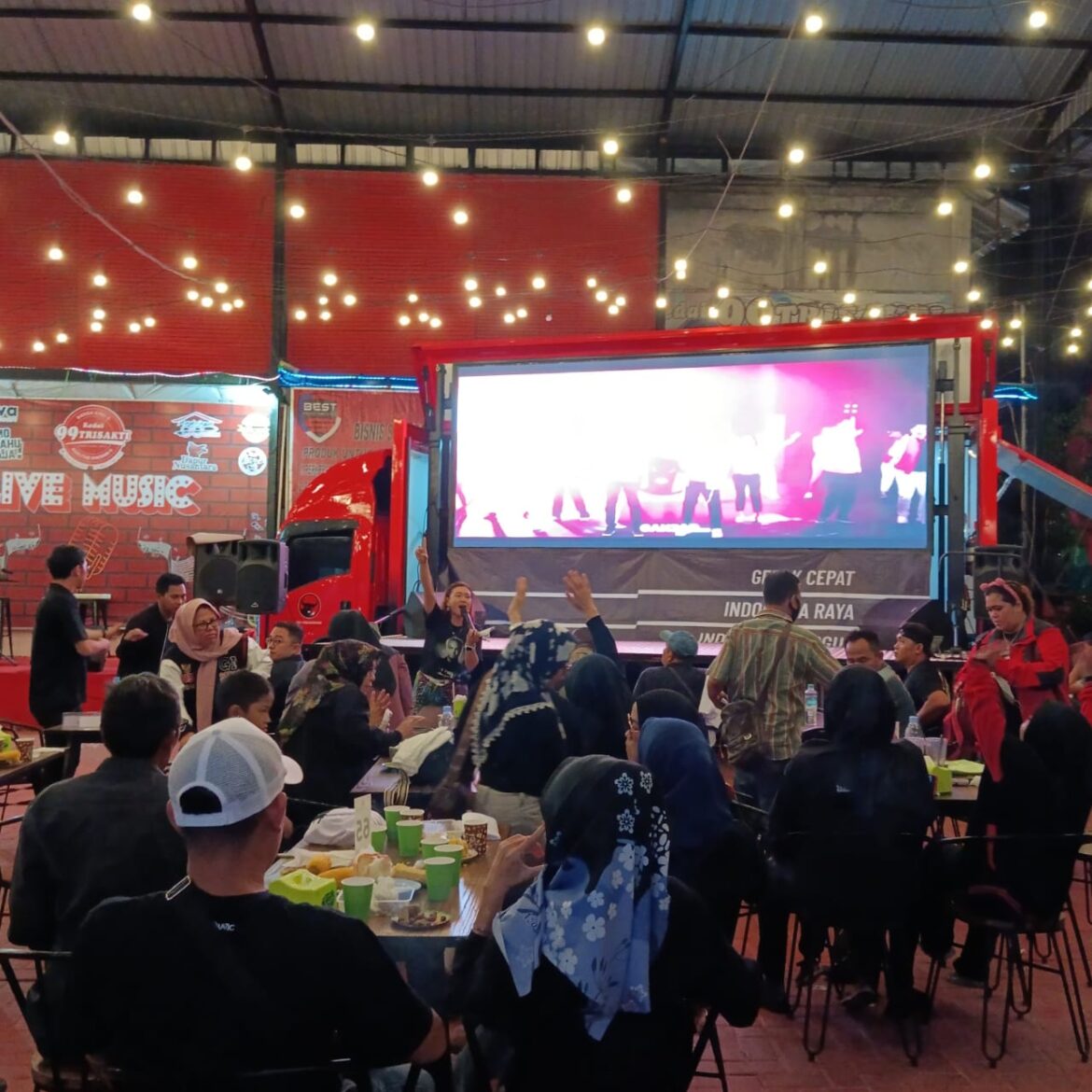 Nonton bareng bersama mobil bioskop keliling pada debat ketiga Capres di Kedai 99 Trisakti, Banjarmasin Barat (foto:istimewa)