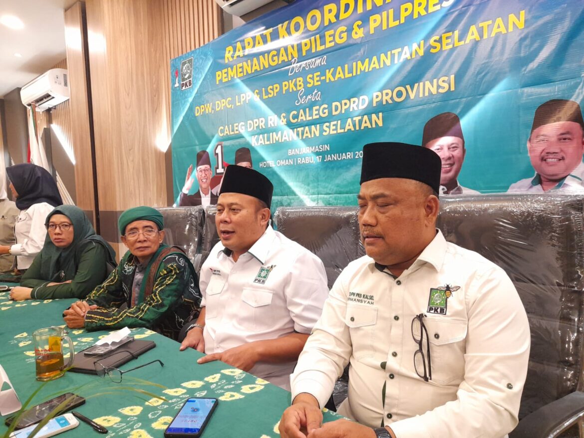 Ketua DPW PKB Kalsel Dr H Cucun Ahmad Syamsurijal didampingi Sekretaris H Hormansyah saat memimpin Koordinasi Pemenangan Pileg dan Pilpres bersama unsur pimpinan pengurus DPW,DPC dan LPS PKB se Kalimantan Selatan serta Calon Legislatif (Caleg) DPR RI dan Caleg DPRD Provinsi Kalsel (foto:istimewa)