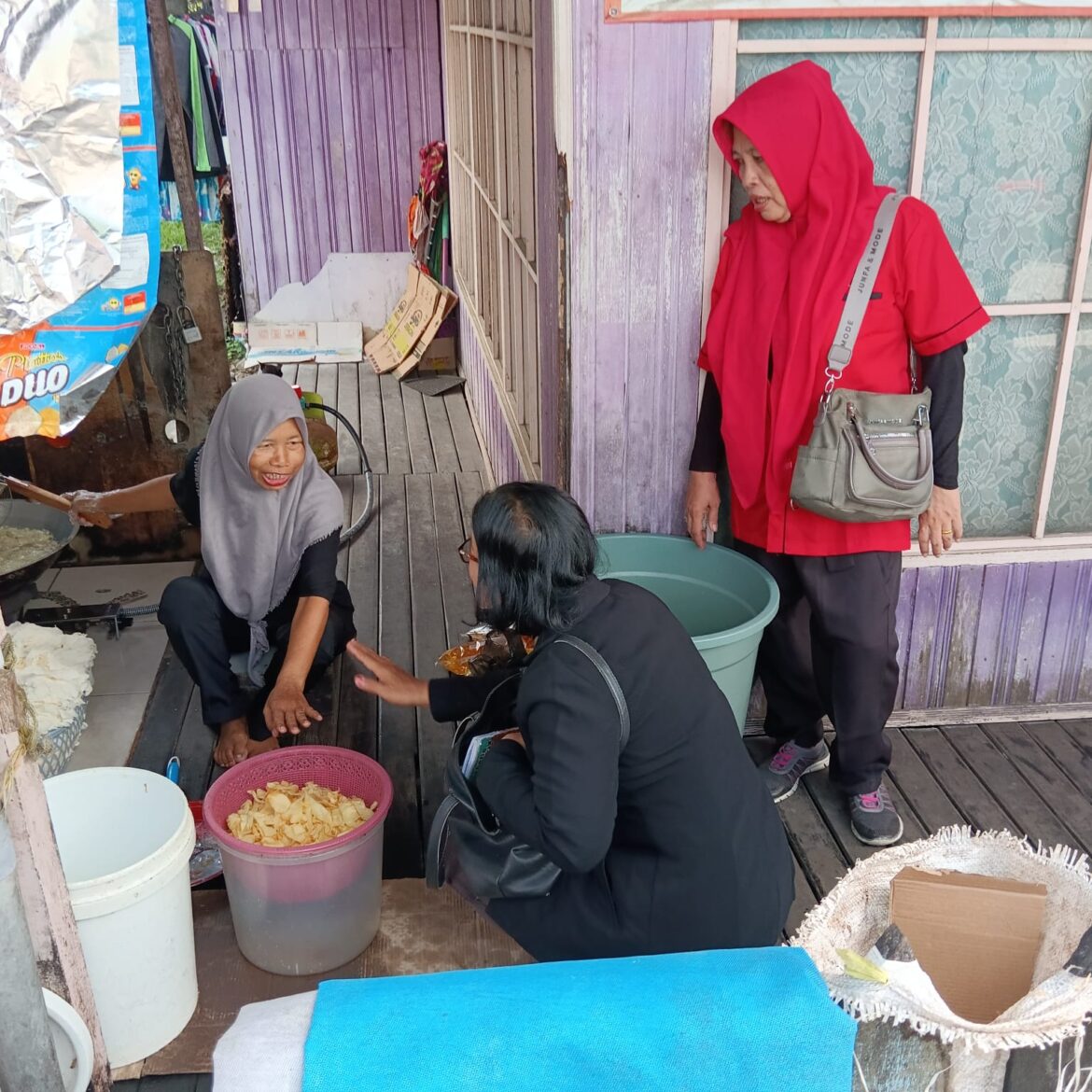Erlinawati Sipayung Saat Melakukan Sosialisasi dengan para pelaku UMKM di Basirih Banjarmasin Barat (foto:istimewa)