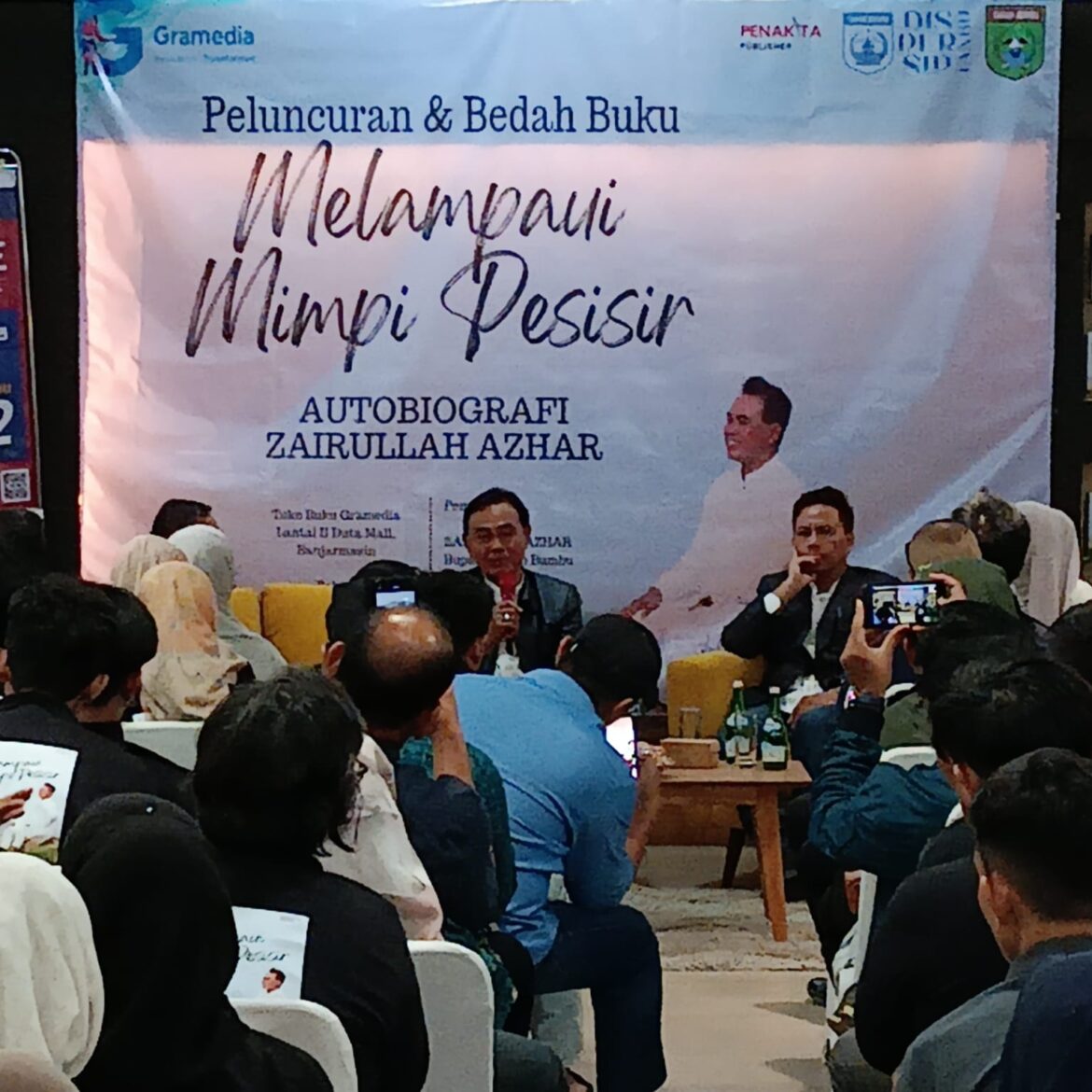 HM Zairullah Azhar memaparkan kisah dirinya melalui Buku 'Melampaui Mimpi Pesisir’ dalam peluncuran dan bedah buku di Gramedia Duta Mall Banjarmasin (foto:baritopost)