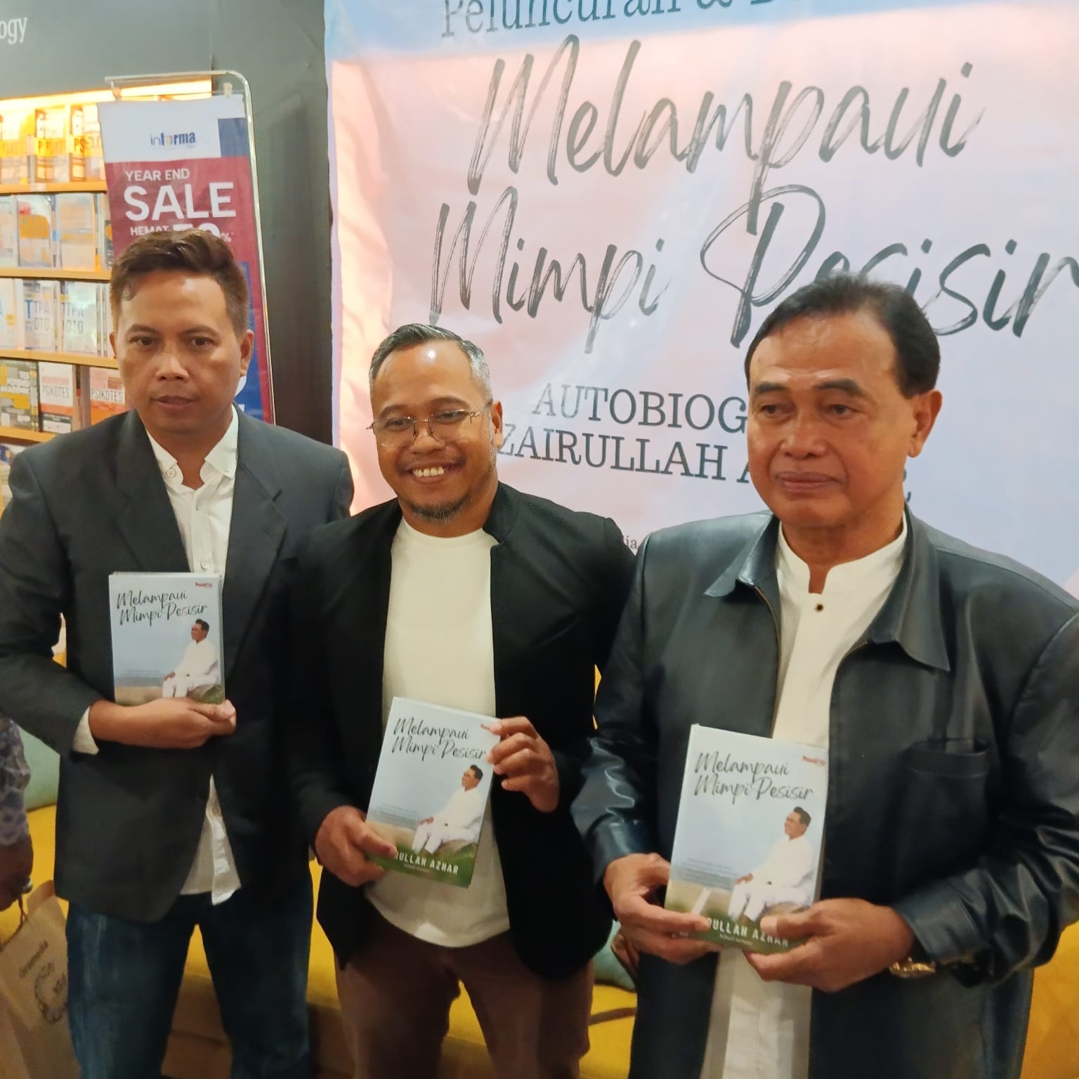 HM Zairullah Azhar berkolaborasi dengan tim penulis Randu Alamsyah, Zalyan Shodiqin Abdi, dan Agus Hasanuddin, juga dihadiri praktisi komunikasi Toto Fachrudin