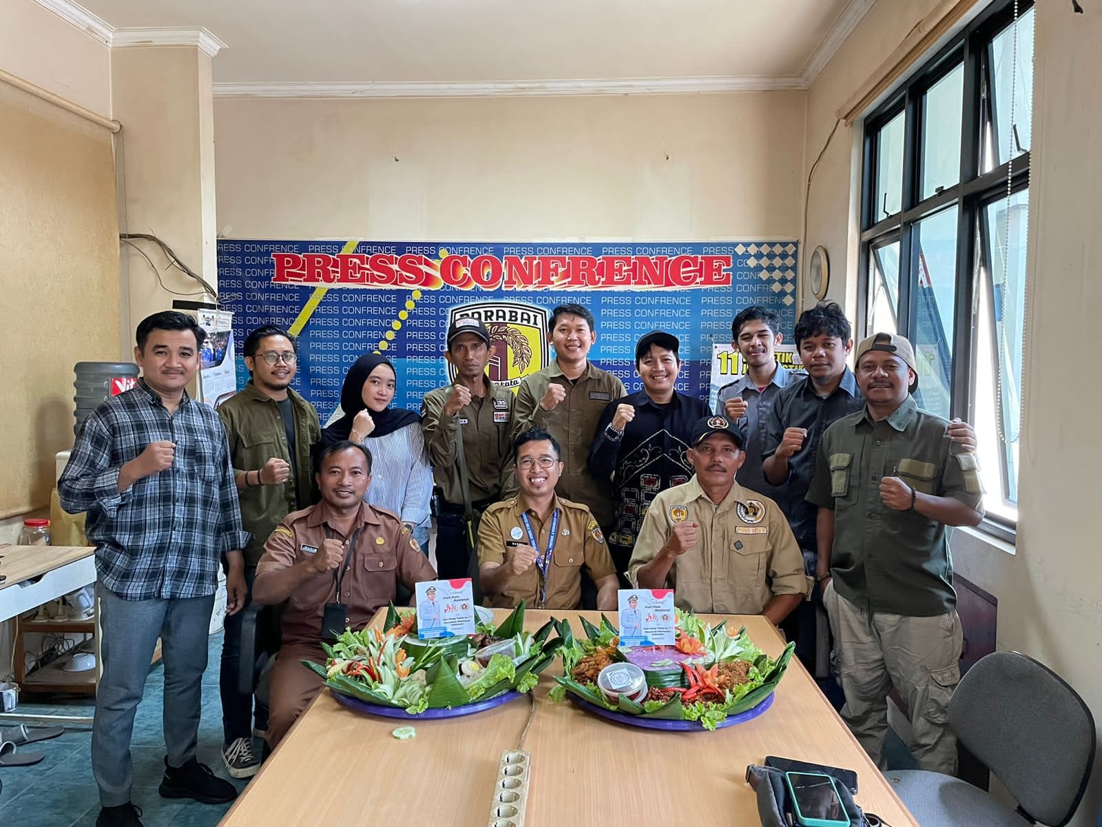 Foto bersama Sekda, Protokol dan PWI HST di Press Room.(foto : yufanata/brt)