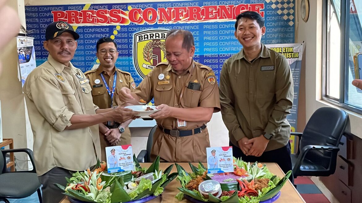 Tampak Sekretaris Daerah (Sekda) Kabupaten Hulu Sungai Tengah (HST), Muhammad Yani memberikan kejutan kepada wartawan