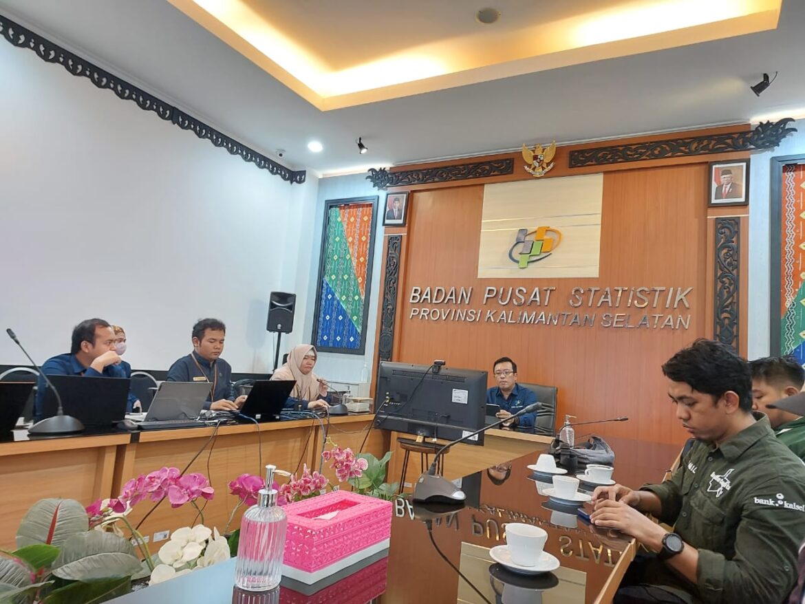 Kepala BPS Provinsi Kalsel, Martin Wibisono memaparkan pertumbuhan ekonomi Kalsel Triwulan IV tahun 2023 di ruang video conference di kantornya, Senin (05/02/2024).(foto: tya/brt).