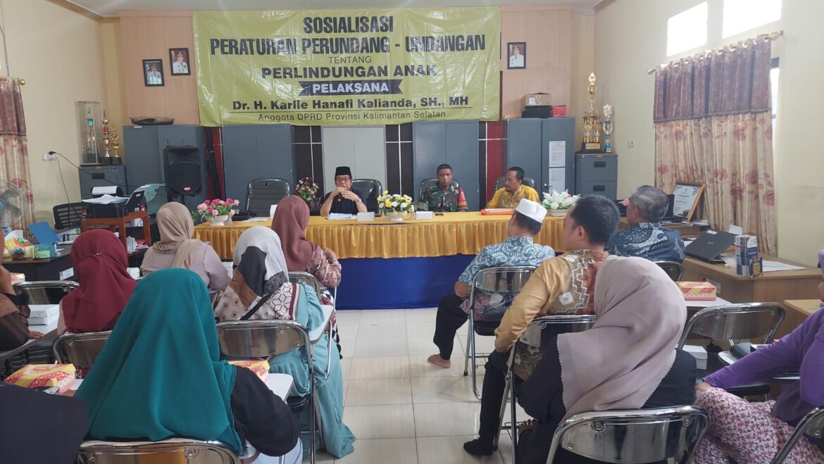 SOSIALISASI PERLINDUNGAN ANAK-Anggota Komisi II DPRD Provinsi Kalsel Dr H Karlie Hanafi Kalianda SH MH saat menyampaikan materi Sosialisasi Peraturan tentang Perlindungan Perempuan dan Anak di Desa Baliuk Kecamatan Marabahan Kabupaten Barito Kuala, Kamis (1/2/2024).(foto : ist)