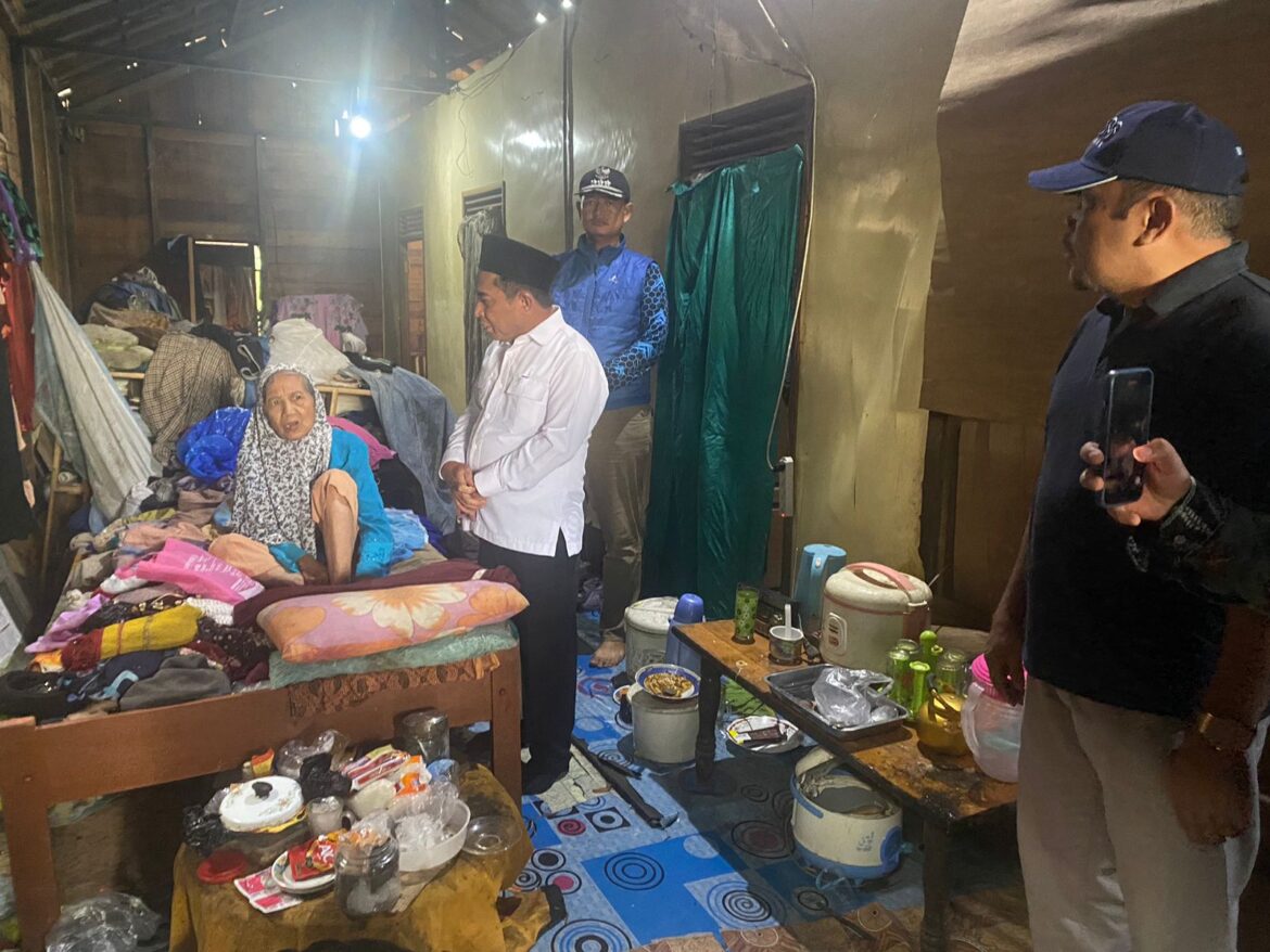Wakil Wali Kota Banjarmasin, Arifin Noor didampingi Camat Banjarmasin Barat, Dr Ibnu Sabil saat menyambangi rumah warga tak layak huni di Pelambuan, Banjarmasin Barat, Jumat (2/2/2024).
