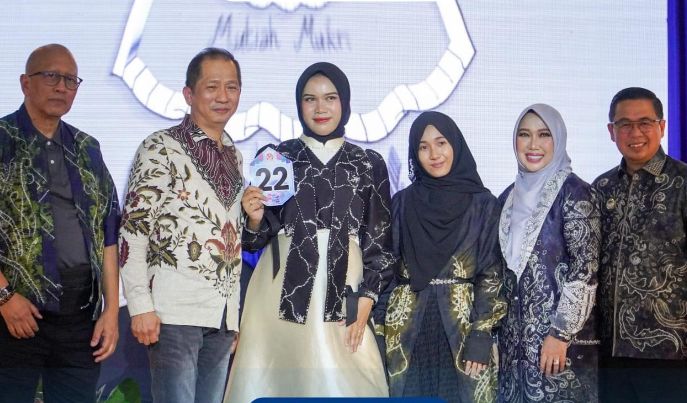 Pemenang lelang diajak berfoto bersama Wali Kota Banjarmasin.