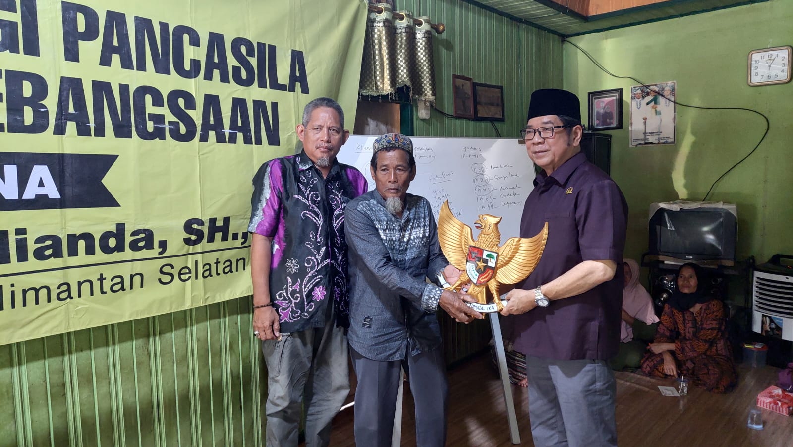 Anggota Komisi II DPRD Provinsi Kalsel Dr H Karlie Hanafi Kalianda, SH MH menyerahkan cindera mata berupa lambang negara Burung Garuda saat Sosialisasi Ideologi Pancasila dan Wawasan Kebangsaan di RT 02, Kelurahan Ulu Benteng, Kecamatan Marabahan, Kabupaten Batola, Kamis (8/2/2024).(foto : ist)