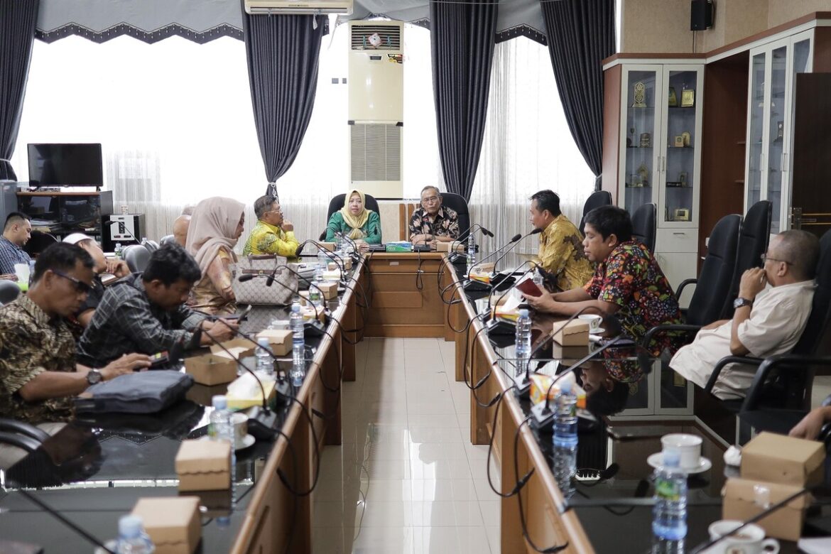 Rombongan DPRD Kabupaten HST saat konsultasi terkait penjadwalan kegiatan kedewanan yang diterima Komisi I DPRD Provinsi Kalsel bersama Sekretaris DPRD Provinsi Kalsel, Muhammad Jaini.(foto : humasdprdkalsel)