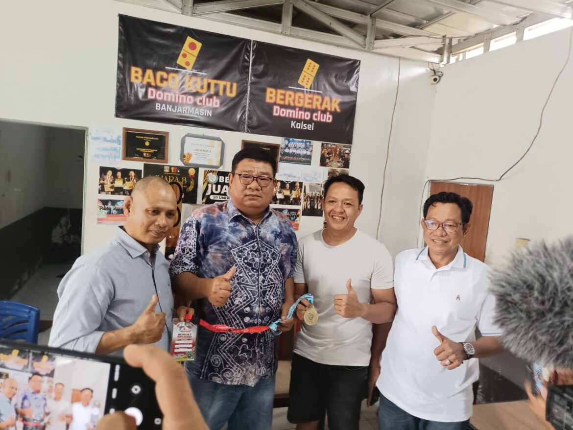 Pasangan H Mustohir Arifin (Haji Imus)/Wardiman bersama manager Tim Wasaka PORDI Kalsel, DR Samahuddin. (foto: Tolah/brt)