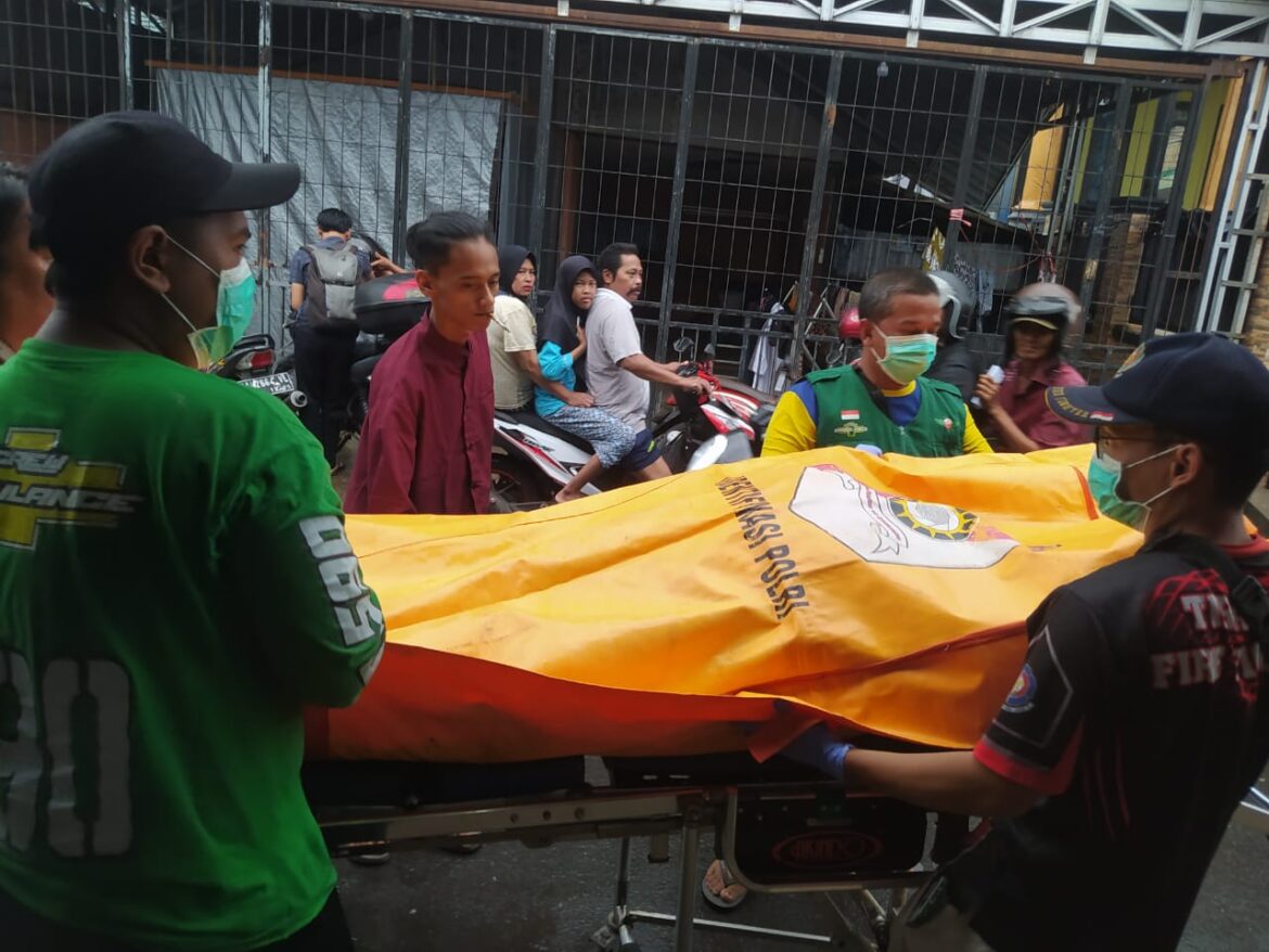 EVAKUASI MAYAT - Tamu Losmen Abadi di Kelayan Luar Banjarmasin saat ditemukan meninggal di Lobby sefempat dan dievakuasi mayat oleh para relawan, Selasa (12/2/2.24) siang.
