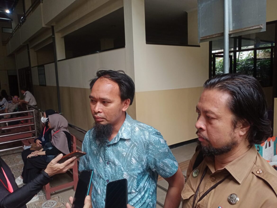 Kuasa hukum keluarga korban dan ayah korban penusukan siswa di SMAN 7 Banjarmasin usai menghadiri upaya diversi di Pengadilan Negeri (PN) Banjarmasin.