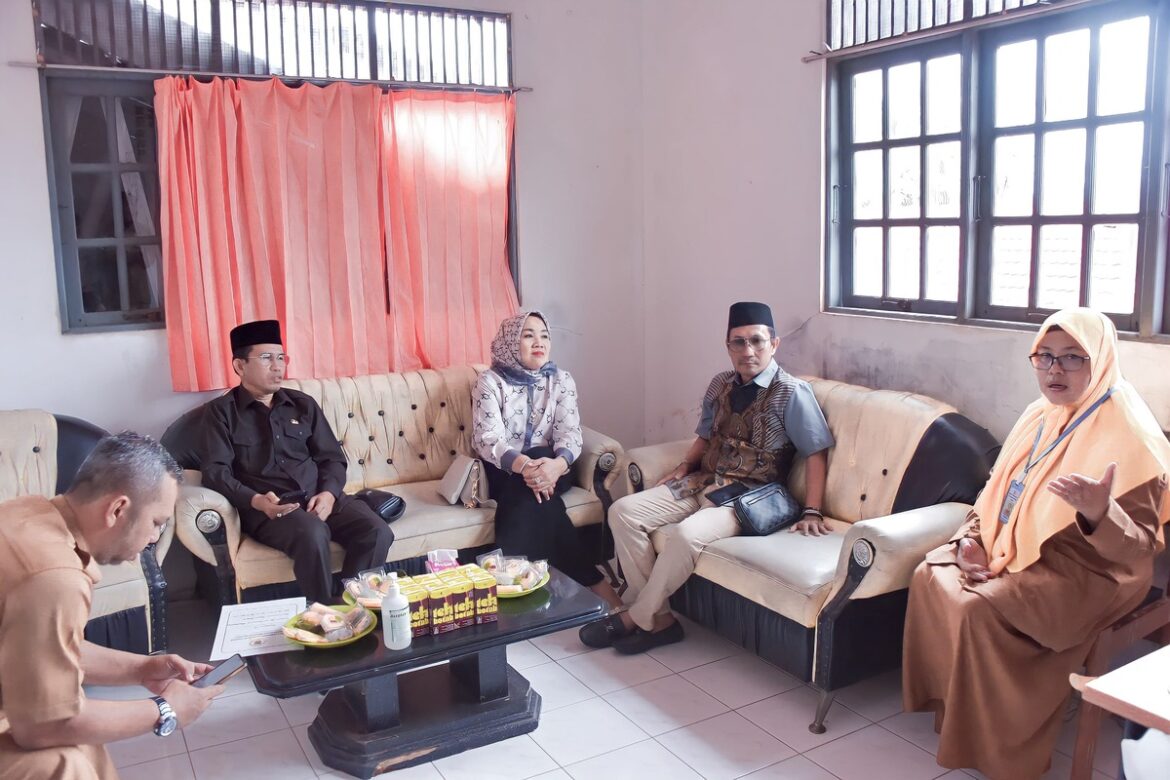 Rombongan Komisi IV DPRD Provinsi Kalsel saat kunjungan kerja ke puskesmas di Kecamatan Rantau Badauh Kabupaten Batola.(foto : humasdprdkalsel)