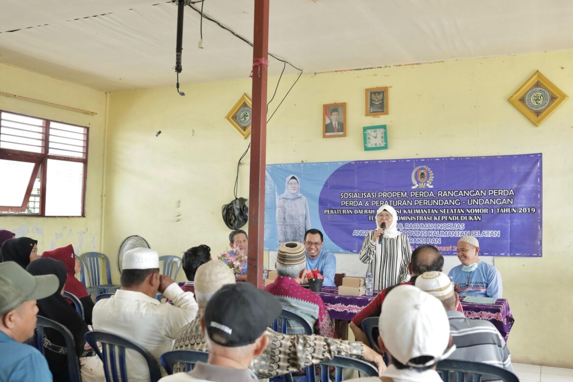 Ketua Komisi I DPRD Provinsi Kalsel Dra Hj Rachmah Norlias menggelar Sosialisasi Perda Provinsi Kalsel Nomor 1 Tahun 2019 tentang Administrasi Kependudukan (Adminduk) bertempat di SMA PGRI 7 Jalan Stadion Lambung Mangkurat Banjarmasin.(foto : humasdprdkalsel)