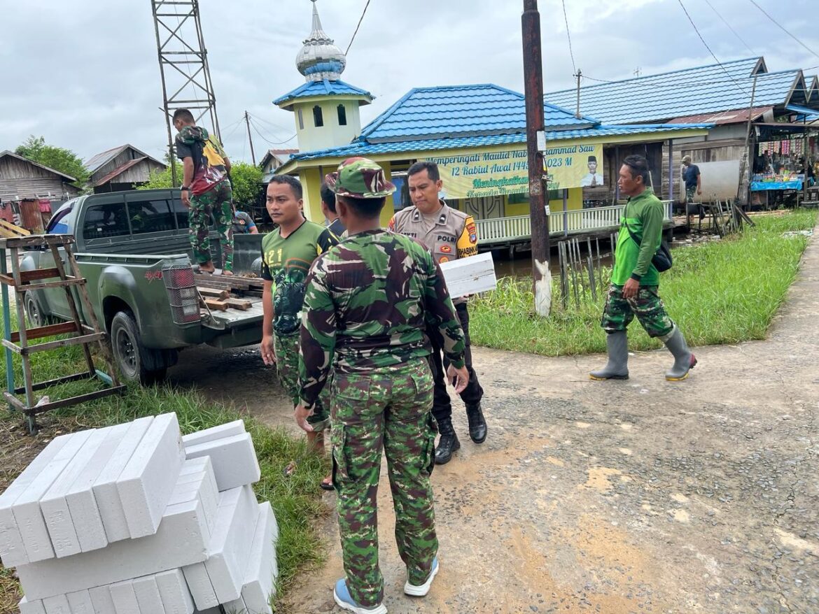 BANTU TMMD - Aipda Bekti Susilo selaku Bhabinkamtibmas Sungai Lulut saat membantu salah satu pengerjaan sasaran fisik tambahan TMMD ke 119, pembuatan Pos Kamling di RT 08 RW 02 Kelurahan Sungai Lulut Kecamatan Banjarmasin Timur yang mulai dikerjakan, Minggu (25/2/2024) pagi. (foto:ist)