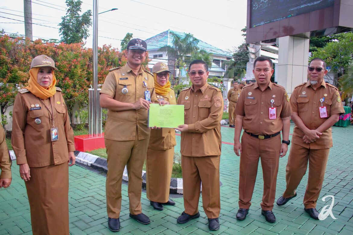 Penyerahan Daftar Himpunan Ketetapan Pajak (DHKP) dan 91000 lembar Surat Pemberitahuan Pajak Terhutang Pedesaan dan Perkotaan (SPPT-P2) Tahun 2024, oleh Wali Kota Banjarmasin.