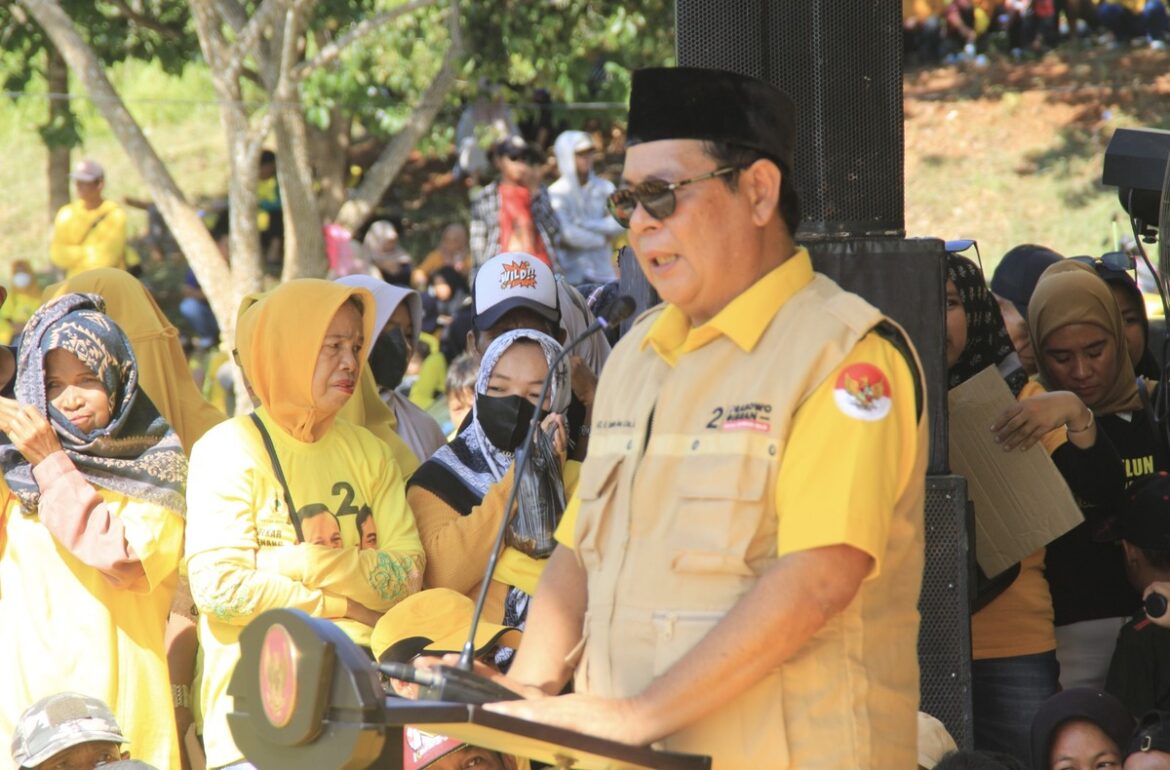 Ketua DPD Partai Golkar Provinsi Kalsel H Sahbirin Noor saat menyampaikan sambutan di pertemuan terbatas di Kiram Park Desa Kiram Kecamatan Karang Intan Kabupaten Banjar.(foto : ist)