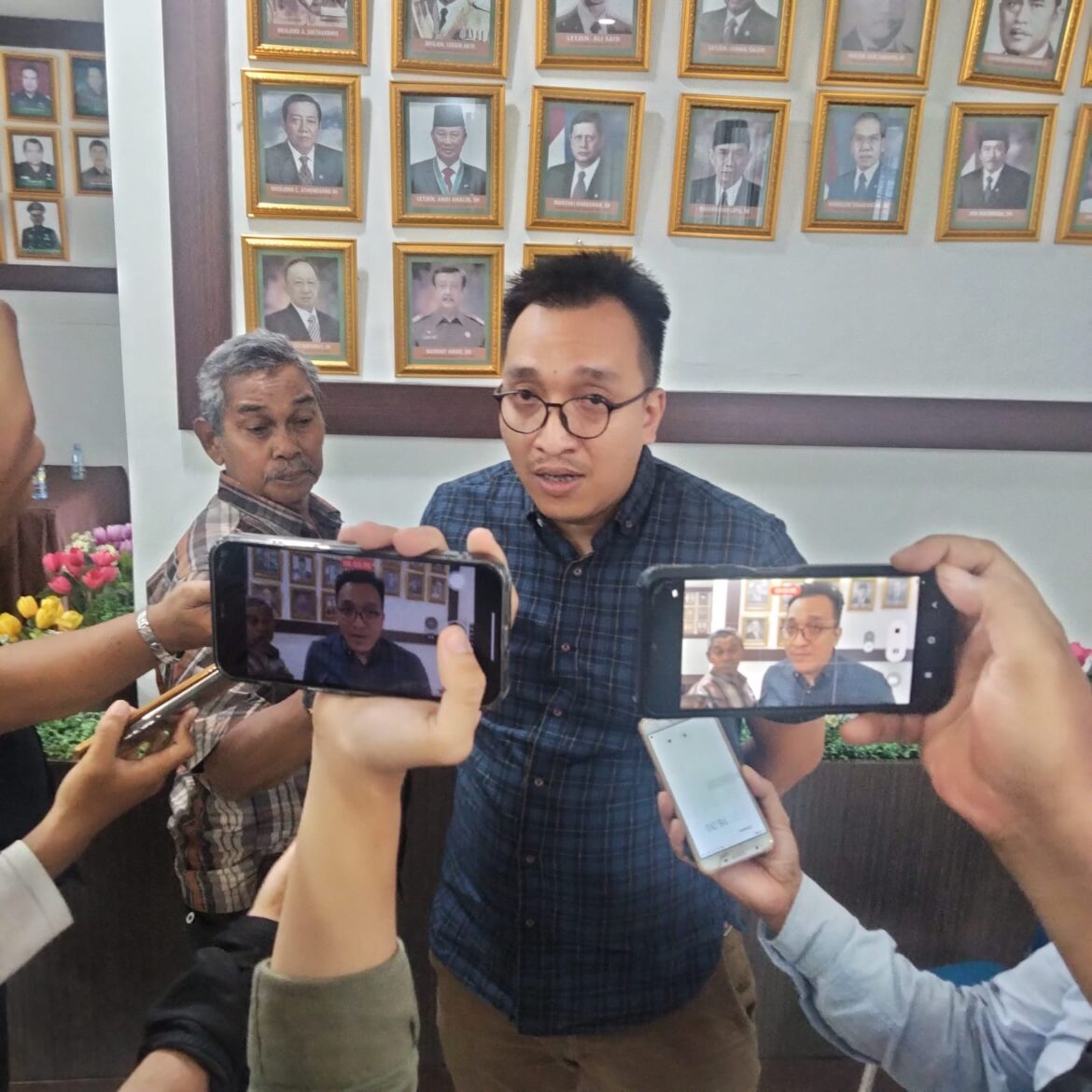 Kasi Intel Kejari Banjarmasin, Dimas Purnama Putra SH, ketika memberikan keterangan soal robohnya pagar Instalasi Farmasi Dinkes Banjarmasin.