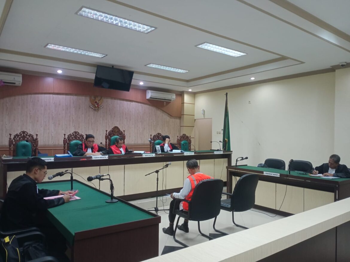 Mantan Dirut PT BPR Batola Bahrani saaat mengikuti sidang di Pengadilan Tipikor Banjarmasin.