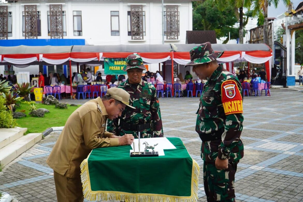 Upacara TMMD di Balai Kota Banjarmasin ditandai dengan penandatanganan oleh Wakil Wali Kota Banjarmasin, Arifin Noor.