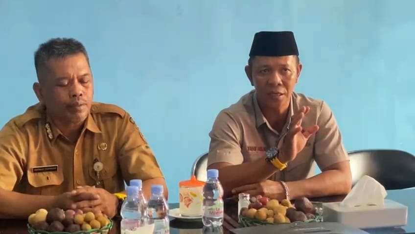 Wakil Ketua Komisi II DPRD Provinsi Kalsel Muhammad Yani Helmi (kanan) didampingi Kepala Pelabuhan Perikanan Pantai (PPP) Batulicin Kabupaten Tanbu Akhmad Syarkawi.(foto : ist)