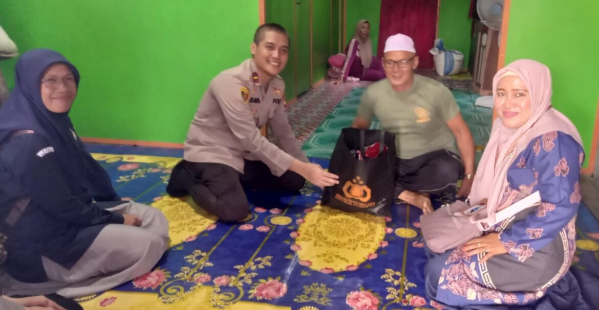 APRESIASI PETUGAS - Kapolsek Martapura Timur Ipda Bagus Fika Covalianton saat memberikan apresiasi kepada seluruh petugas Pemilu 2024 atas suksesnya pelaksanaan perhitungan suara, Sabtu (24/2/2024) siang. (foto:ist)