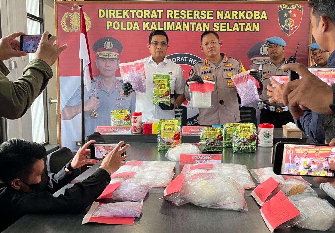 DIREKTUR Ditresnarkoba Polda Kalsel Kombes Pol Kelana Jaya dan Kabid Humas Polda Kalsel Kombes Pol Adam Erwindi memperlihat barang bukti 7'3 Kg Sabu,ribuan butir ekstasi dan 1,8 Kg serbuk ekstasi yg disita dari tersangka ( foto Iman Satria)