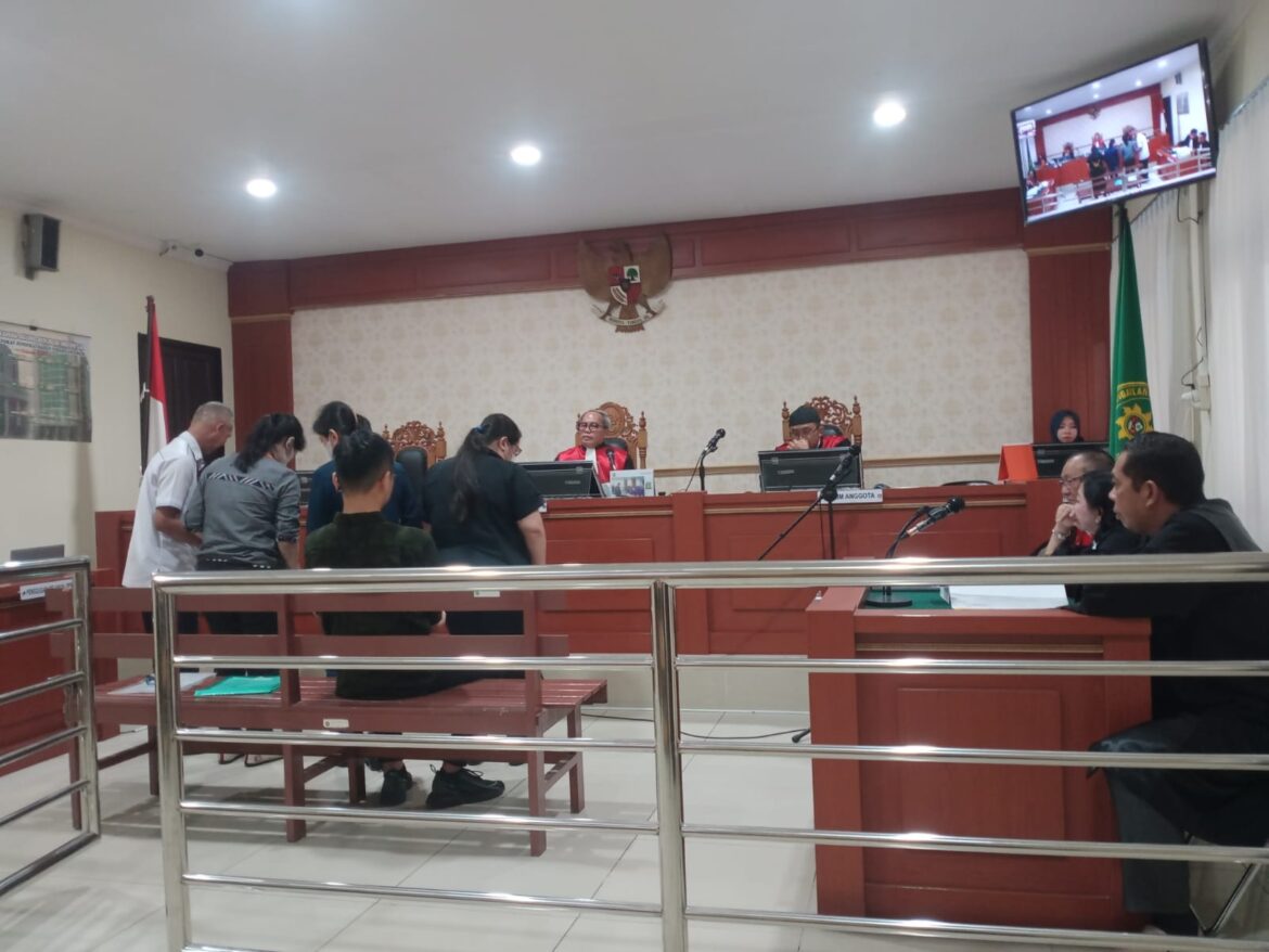 Empat saksi, dua diantaranya merupakan kakak dan ipar Fredy Pratama Gembong Narkoba saat memberikan kesaksiannya.