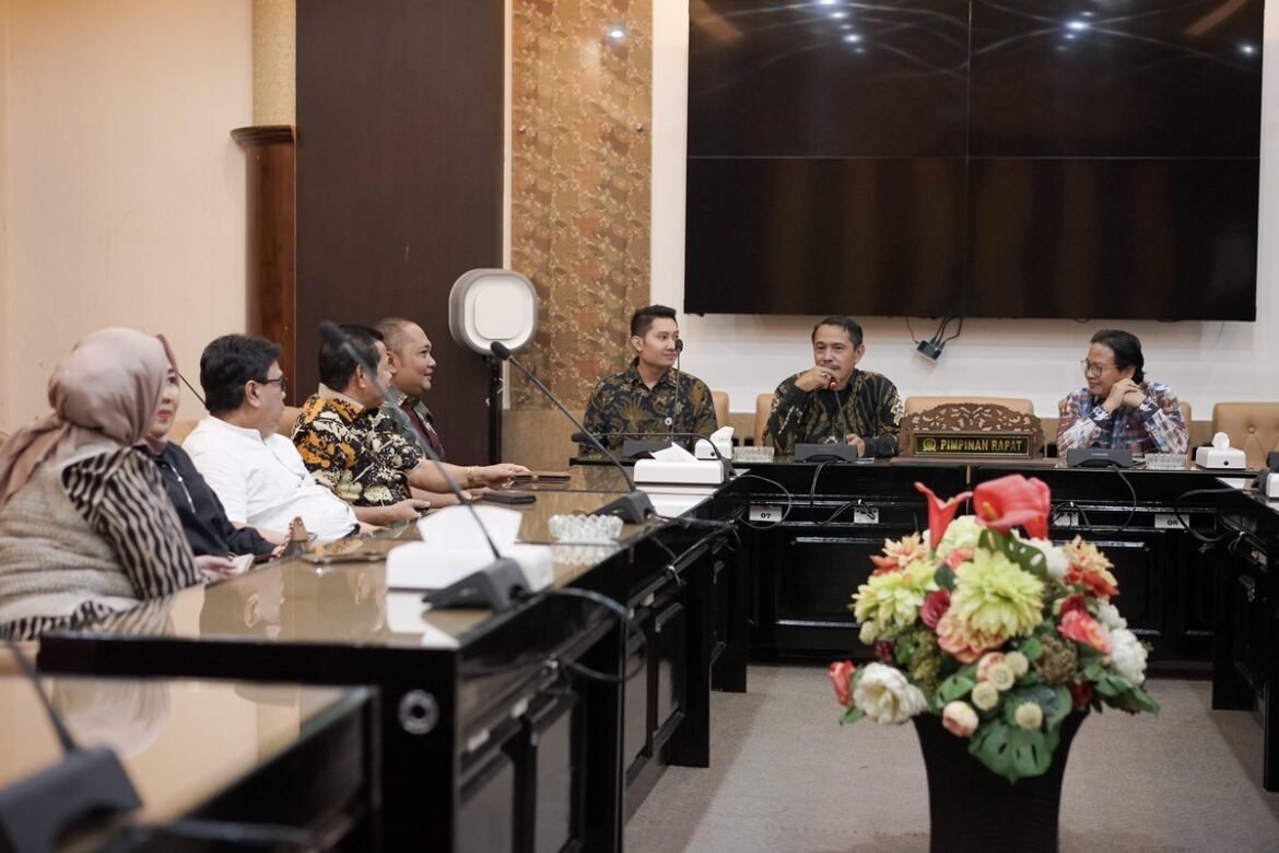 Rombongan Komisi IV DPRD Provinsi Kalsel sharing sekaligus konsultasi membahas masyarakat miskin, lanjut usia dan pendidikan dengan DPRD Provinsi Jatim.(foto : humasdprdkalsel)