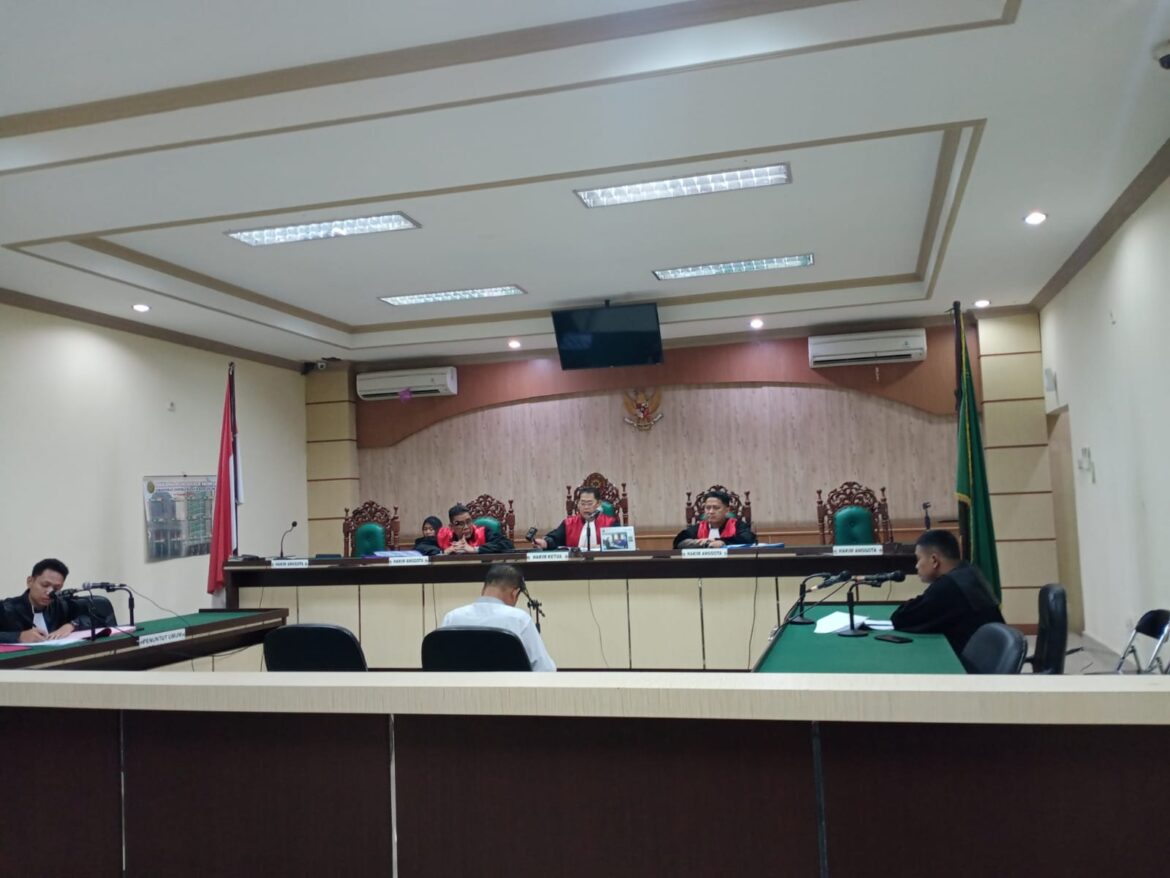 Mantan Kabid Disdikbud HSU Hamdani saat mendengarkan vonis majelis hakim di pengadilan tipikor Banjarmasin.