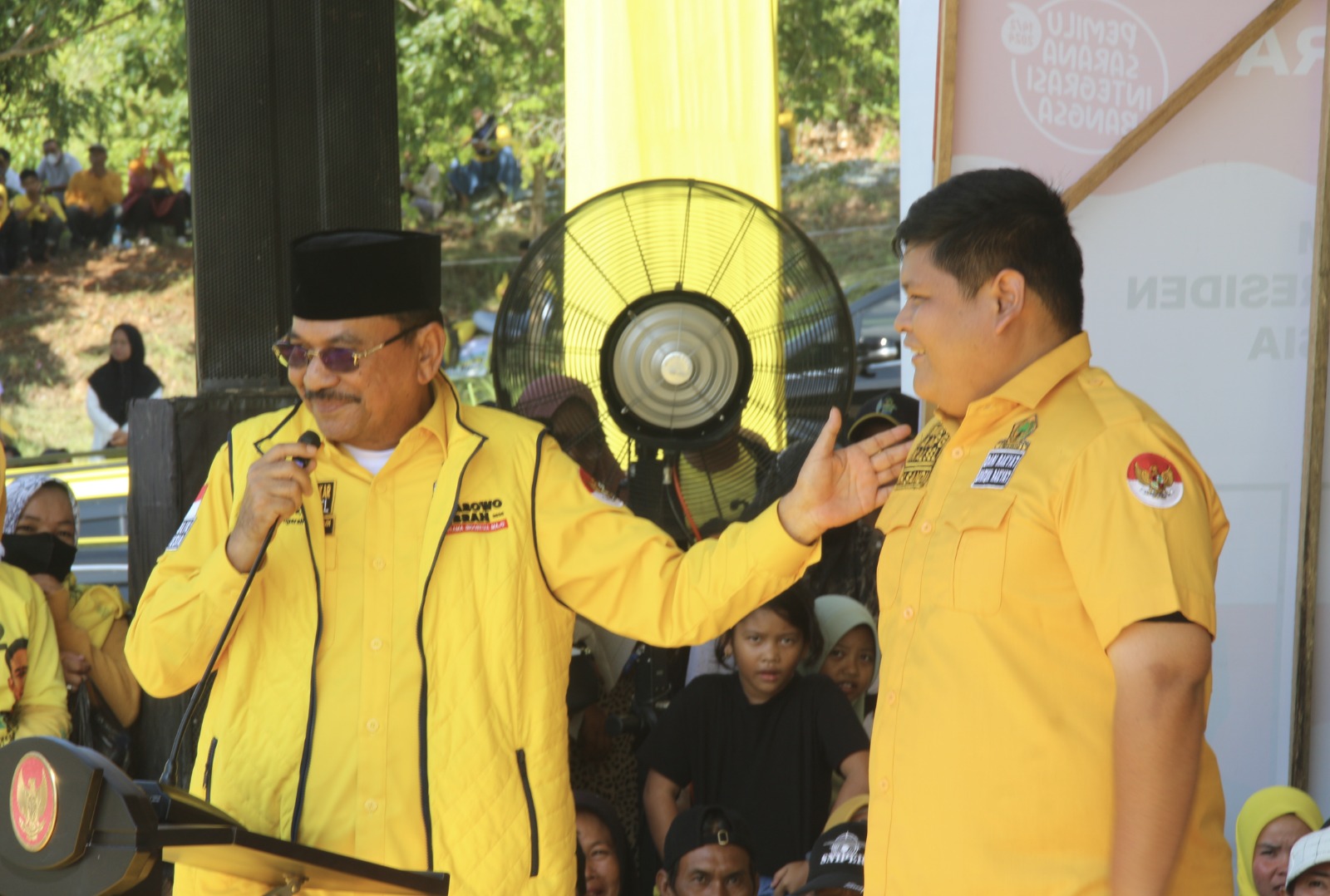 Sekretaris DPD Partai Golkar Provinsi Kalsel DR (HC) H Supian HK SH MH saat memperkenalkan H Sandi Fitrian Noor calon anggota DPR RI di Kiram Park Desa Kiram Kecamatan Karang Intan Kabupaten Banjar.(foto : ist)