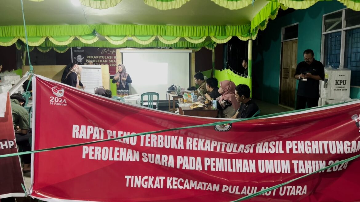 Suasana rekapitulasi hasil penghitungan suara di Kecamatan Pulau Laut Utara Kabupaten Kotabaru yang dilaksanakan ditempat terbuka.(foto : ist)