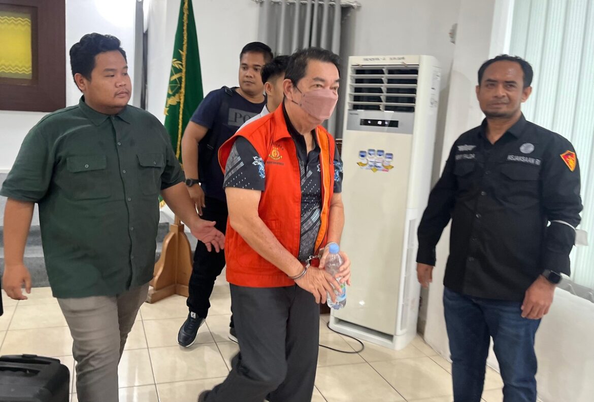 TERSANGKA Satria Gunawan alias Babah usai press release penyerahan tersangka dan barang bukti (Tahap II) di Kejari Banjarmasin (iman Satria)
