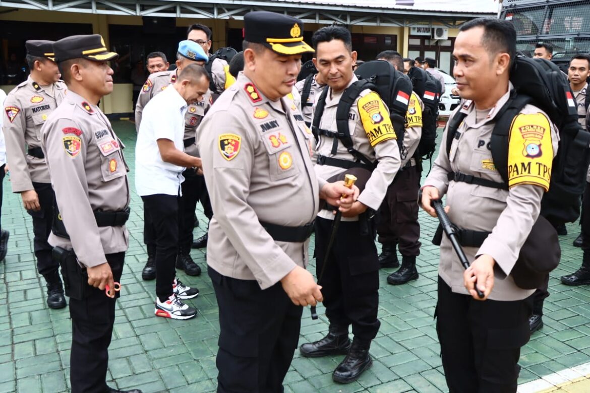 Pelaksanaan Apel pengamanan Tempat Pemungutan Suara (TPS) di halamam Mako Polres HST