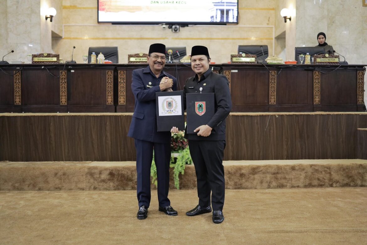 Ketua DPRD Provinsi Kalsel, DR (HC) H Supian HK, SH, MH bersama Sekda Provinsi Kalsel, Ir Roy Rizali Anwar, ST, MT perlihatkan dokumen raperda yang telah mendapat persetujuan dalam rapat paripurna.(foto : humasdprdkalsel)