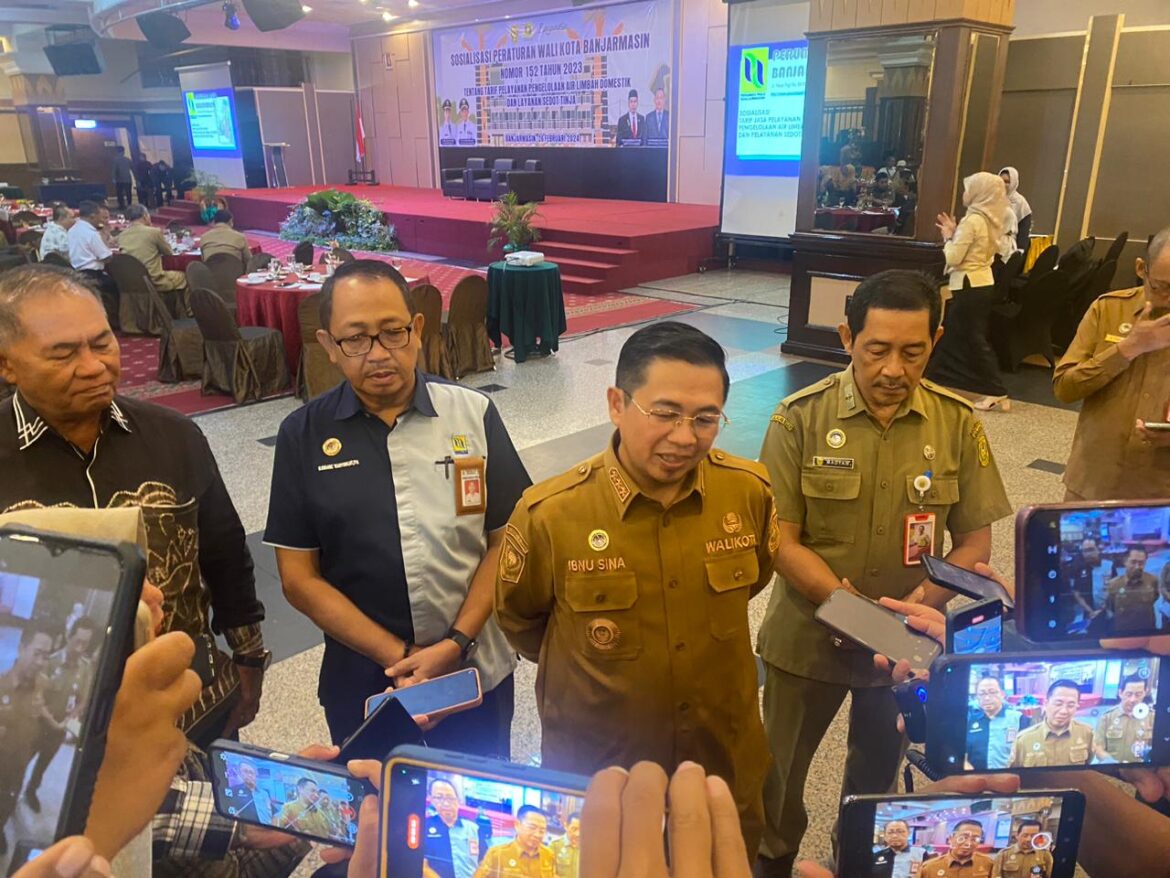 Wali Kota Banjarmasin, Ibnu Sina didampingi Direktur Perumda PALD Banjarmasin.
