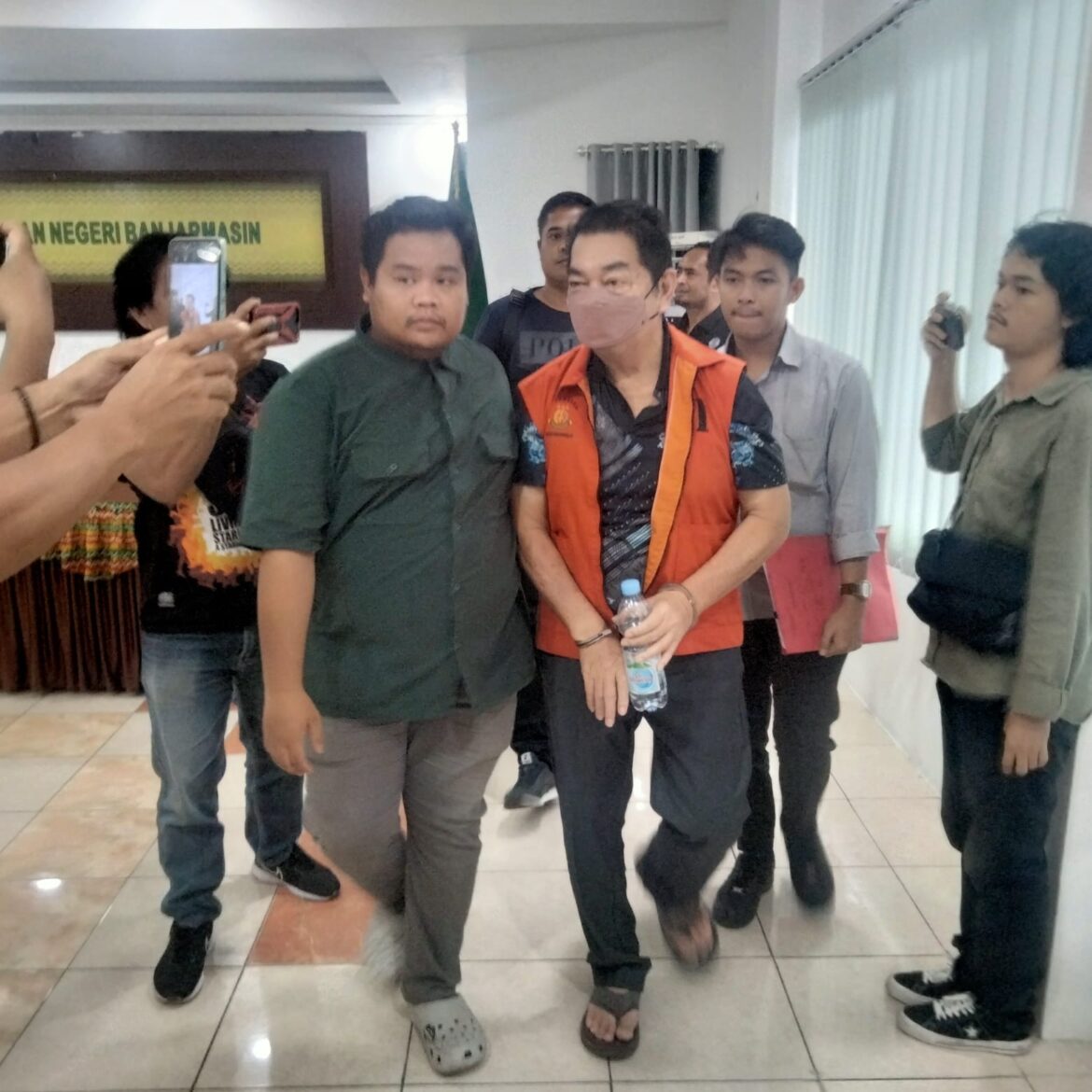 Satria Gunawan alias Babah saat meninggalkan ruangan usai Kejari Banjarmasin melakukan jumpa pers tahap II perkaranya.