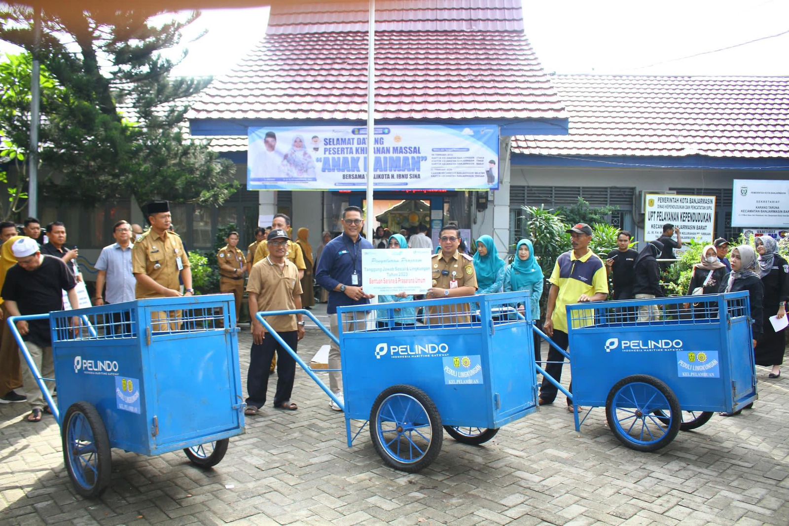 Penyerahan gerobak sampah oleh PT Pelindo kepada Wali Kota Banjarmasin, Ibnu Sina.