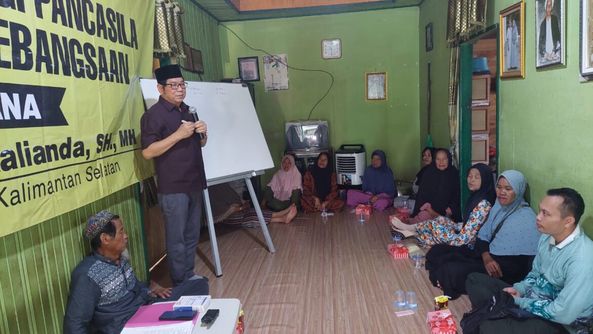 Anggota Komisi II DPRD Provinsi Kalsel Dr H Karlie Hanafi Kalianda, SH MH saat menyampaikan materi Sosialisasi Ideologi Pancasila dan Wawasan Kebangsaan di RT 02, Kelurahan Ulu Benteng, Kecamatan Marabahan, Kabupaten Batola, Kamis (8/2/2024).(foto : ist)