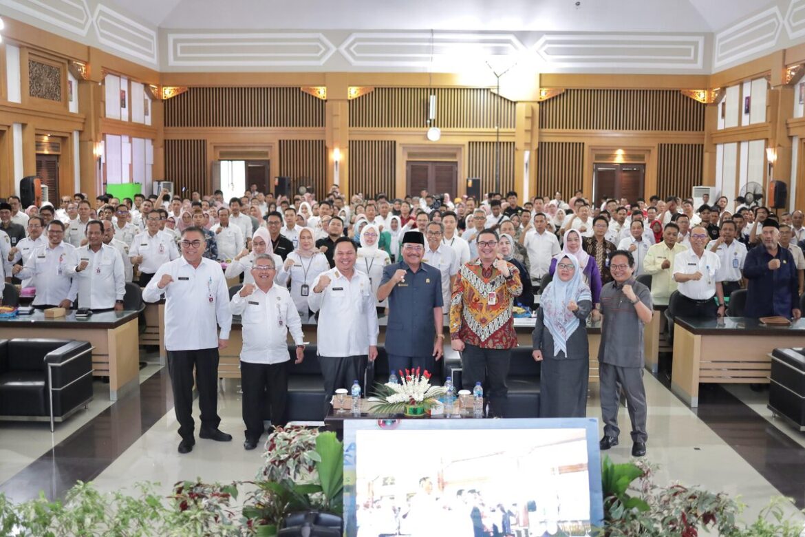 Ketua DPRD Provinsi Kalsel DR (HC) H Supian HK, SH, MH beserta sejumlah anggota dewan mengikuti acara Pembukaan Forum Konsultasi Publik (FKP) dalam rangka penyusunan dokumen RKPD Provinsi Kalsel Tahun 2025 di Aula Bappeda Provinsi Kalsel di kawasan perkantoran Gubernur Kalsel Banjarbaru.(foto : humasdprdkalsel)