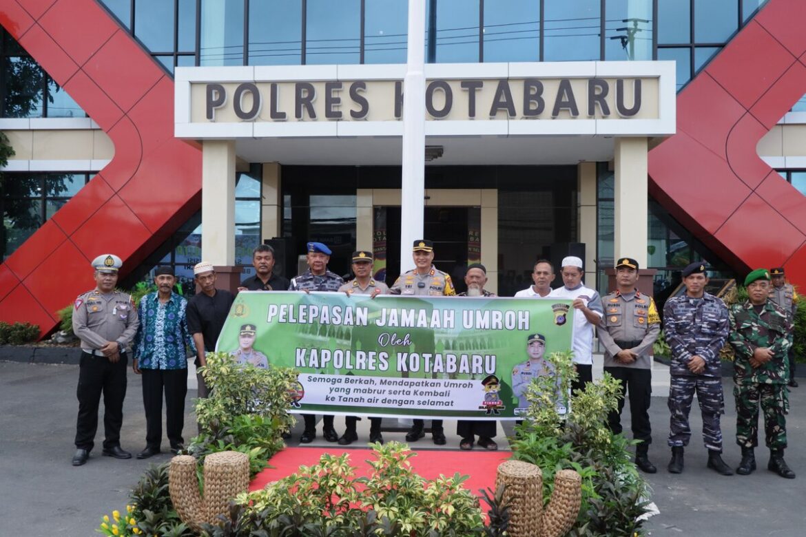 Kapolres Kotabaru AKBP. Tri Suhartanto SH secara simbolis melepas 10 orang jamaah