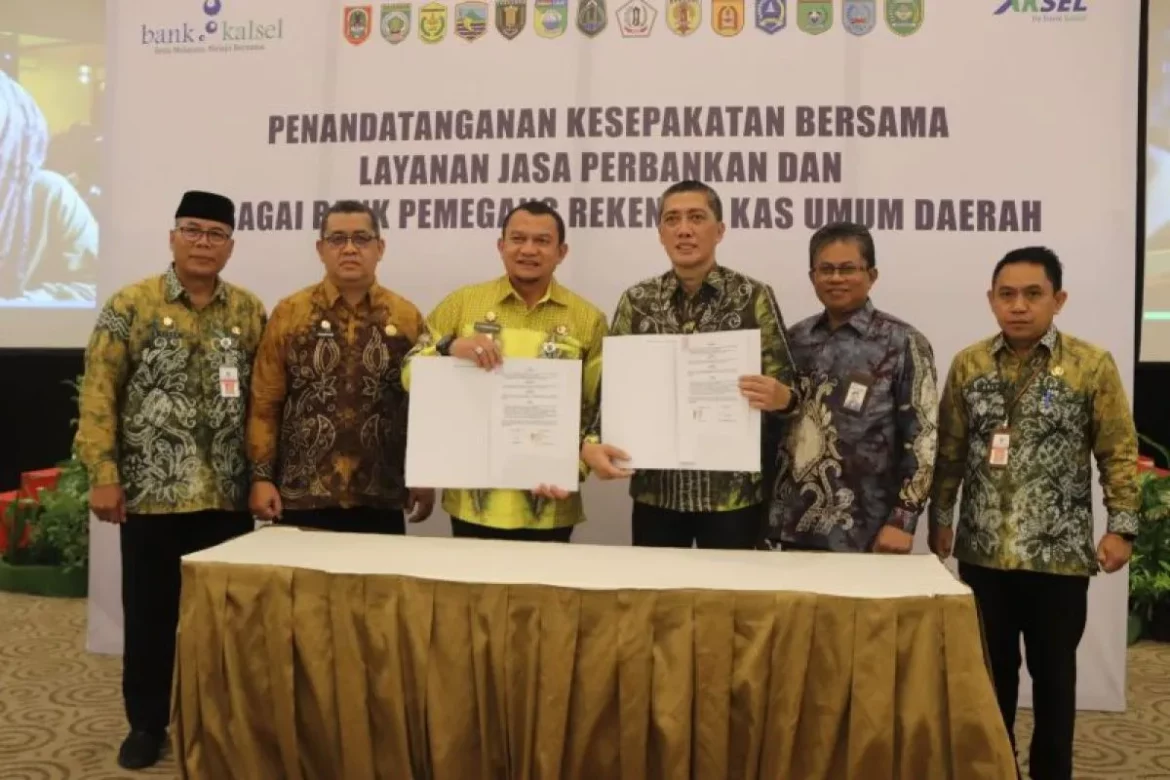 Penjabat Bupati HSS Hermansyah dan Dirut Bank Kalsel Fachrudin di RUPS (foto:istimewa)