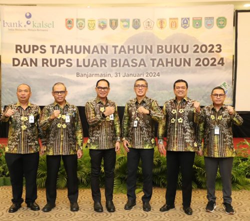 Direktur Utama Fachrudin dan Jajaran Direktur Bank Kalsel bersama Komisaris Utama Hatmansyah dan jajaran Komisaris Bank Kalsel dalam RUPS Tahunan Tahun Buku 2023 dan RUPS Luar Biasa Tahun 2024 (foto:humas Bank Kalsel)