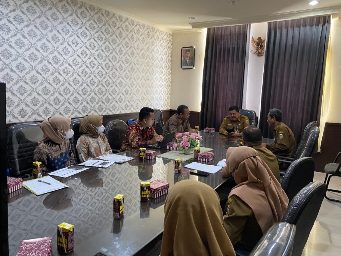 Jajaran Diskominfo Provinsi Kalsel dalam rapat persiapan untuk mencapai kategori Daerah Informatif, Jumat (02/02/2024).(foto: ist).