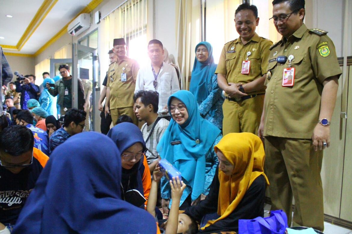 Wali Kota Banjarmasin, Ibnu Sina bersama istri Dr Siti Wasilah, Kadinkes Kota Banjarmasin, Dr Tabiun dan Camat Banjarmasin Barat, Dr Ibnu Sabil menyaksikan proses khitanan, Selasa (6/2/2024).