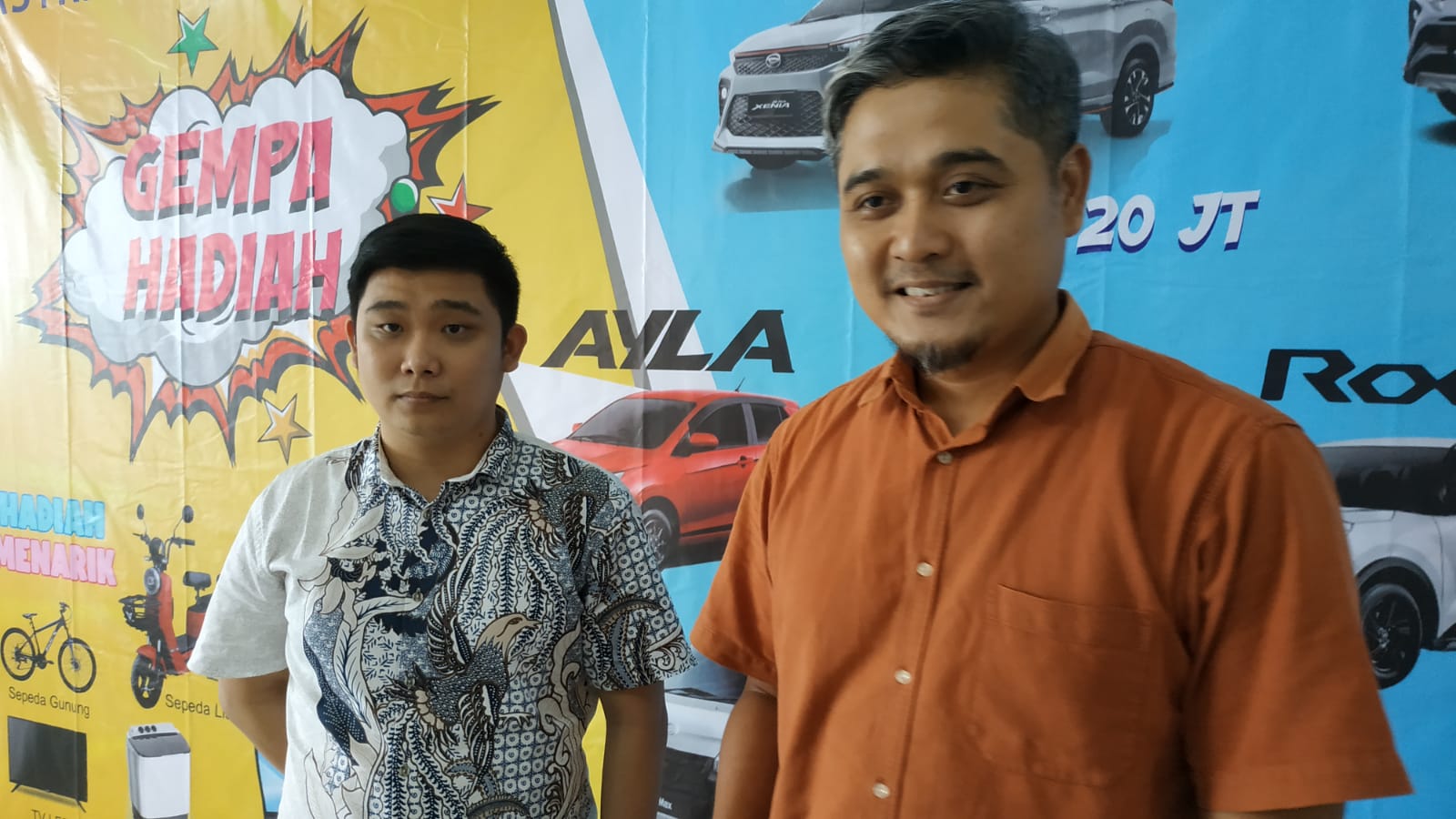 Branch Manager Astra Daihatsu Banjarbaru, Sofhian dan Iwan Siswanto Sales Supervisor Astra Daihatsu Banjarbaru